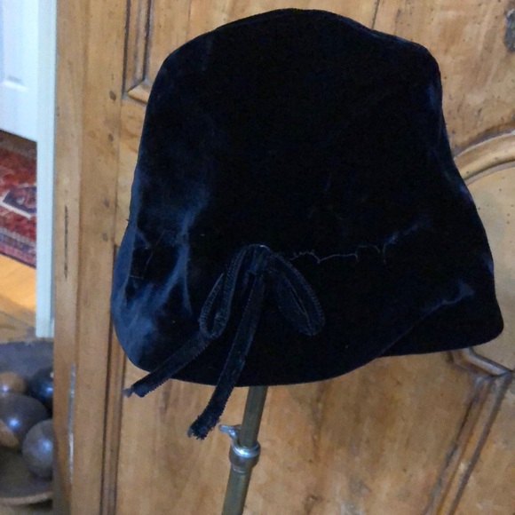 ❄️VINTAGE BLACK VELVET HAT - ASYMMETRICAL DESIGN.  SHORTER IN BACK THAN FRONT❄️ - Picture 1 of 5